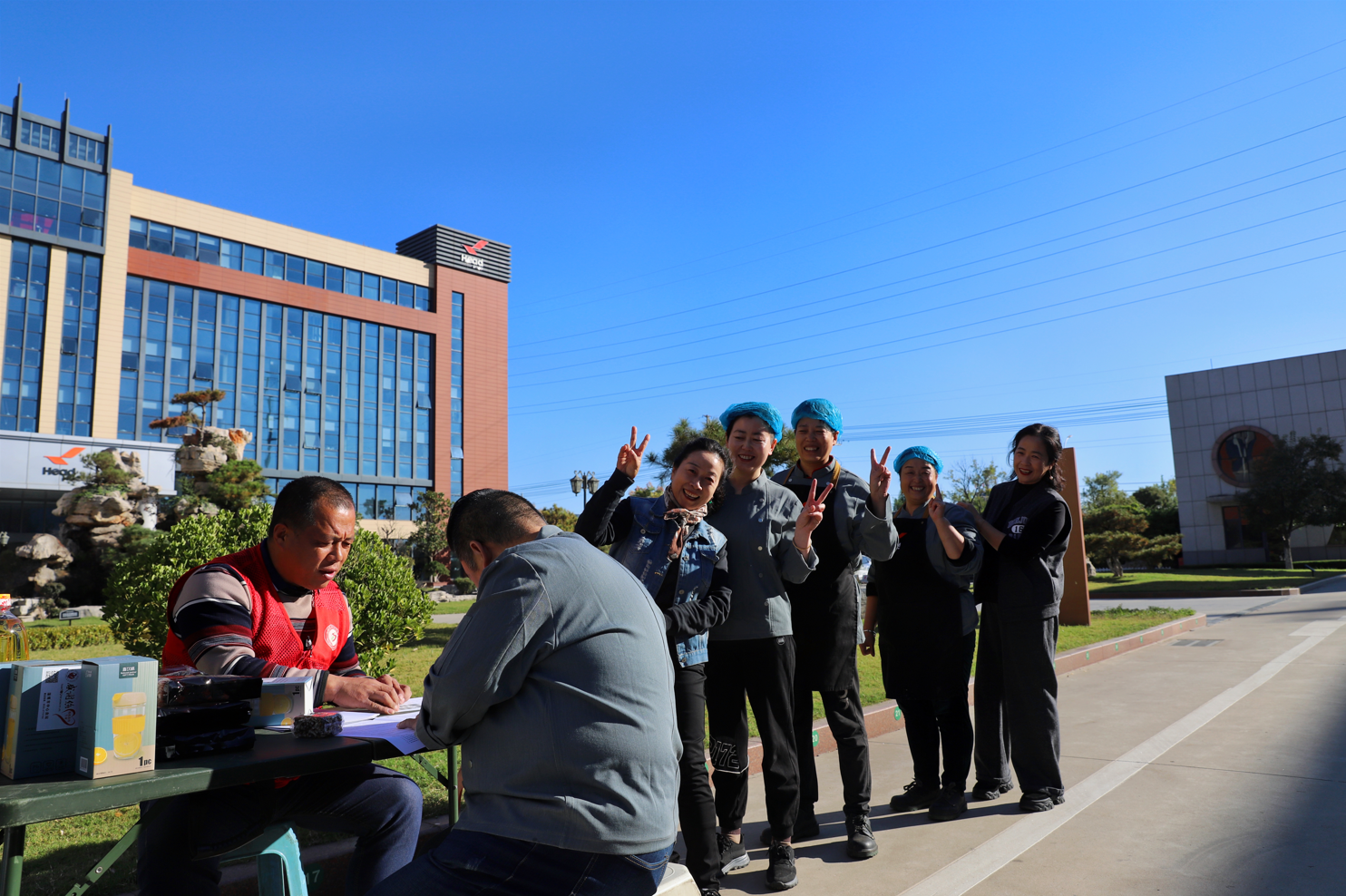 奉献青春热血 践行企业担当——乐玩体育平台官方网站_乐玩(中国)集团组织开展无偿献血活动